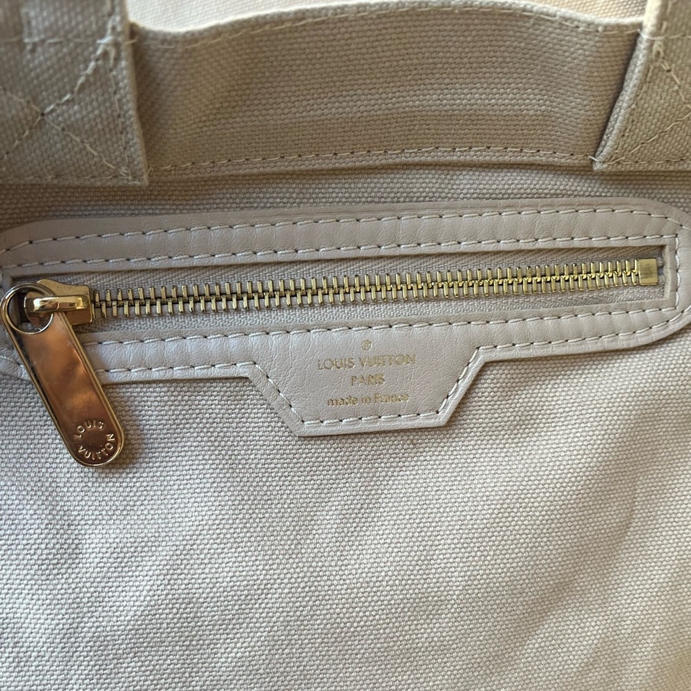 That’s Love authentic tote by Louis Vuitton AUTHENTIC! - Picture 12 of 15